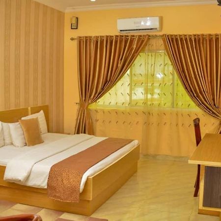 Fawzy Hotel Ibadan Exteriör bild