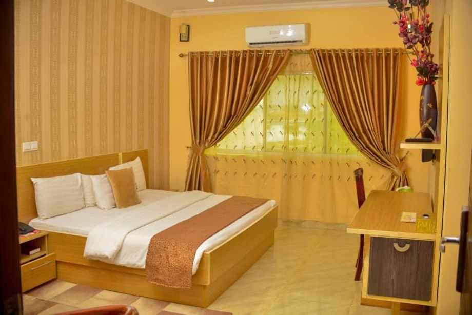 Fawzy Hotel Ibadan Exteriör bild